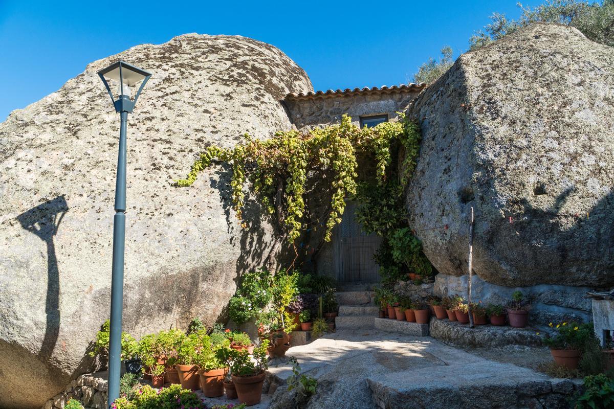 Una casa construida entre la roca