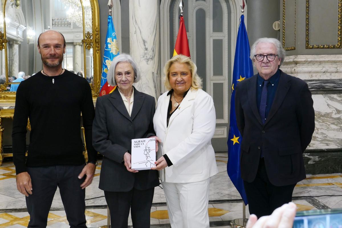 Un momento del acto, con familiares, la viuda Júlia Blasco, la teniente de alcalde María José Ferrer San Segundo y Joan Romero.