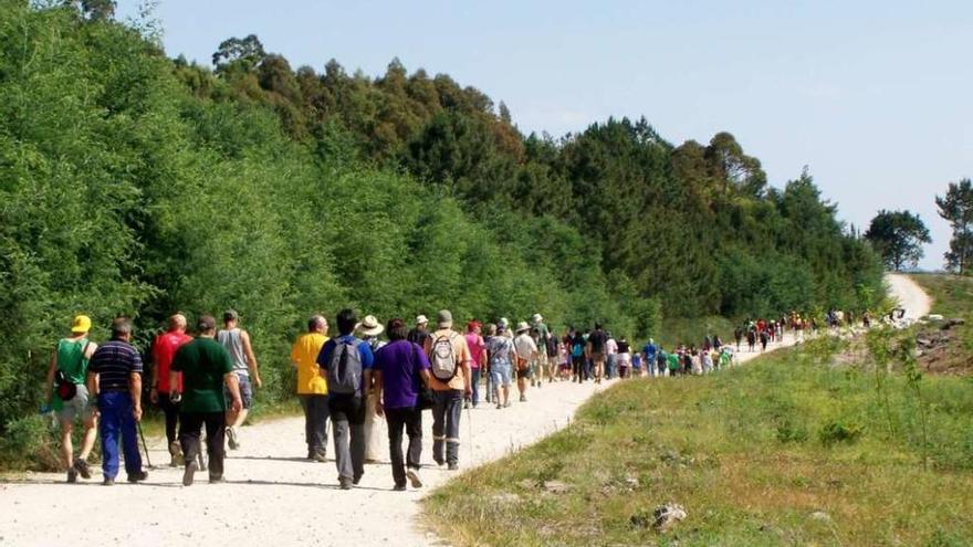 Los participantes en la ruta pasan por Outeiro das Mouras, en la parroquia pontevedresa de Salcedo.