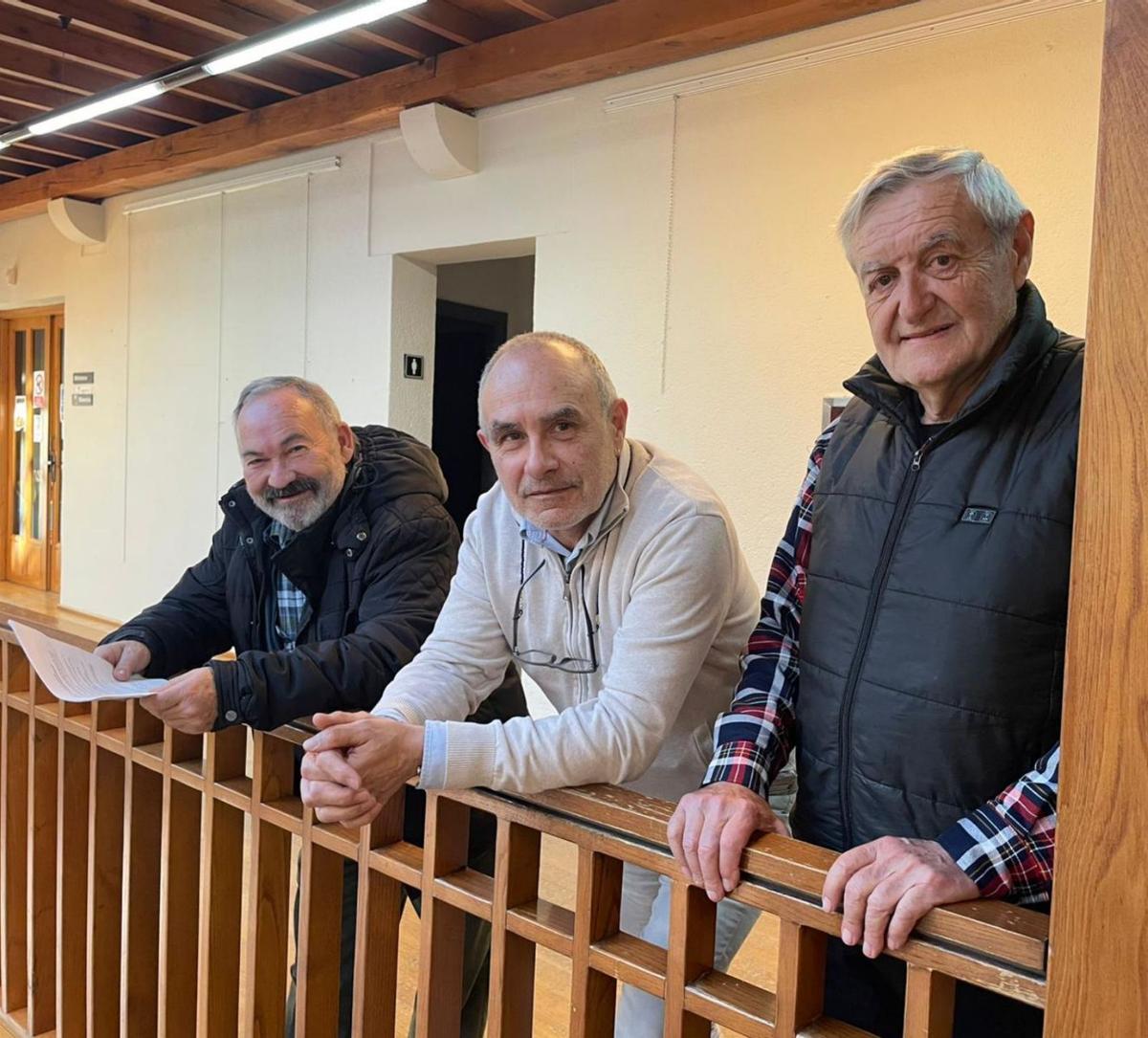 Por la izquierda, Francisco Alberto Montesinos,  Ramón Miranda  y Gerardo Alonso,  tres de los promotores de la primera comunidad energética de Grado.  | ÁNGELA RODRÍGUEZ