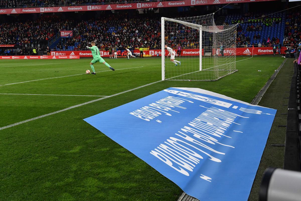 España golea a Islandia (5-0) en A Coruña con Riazor repleto