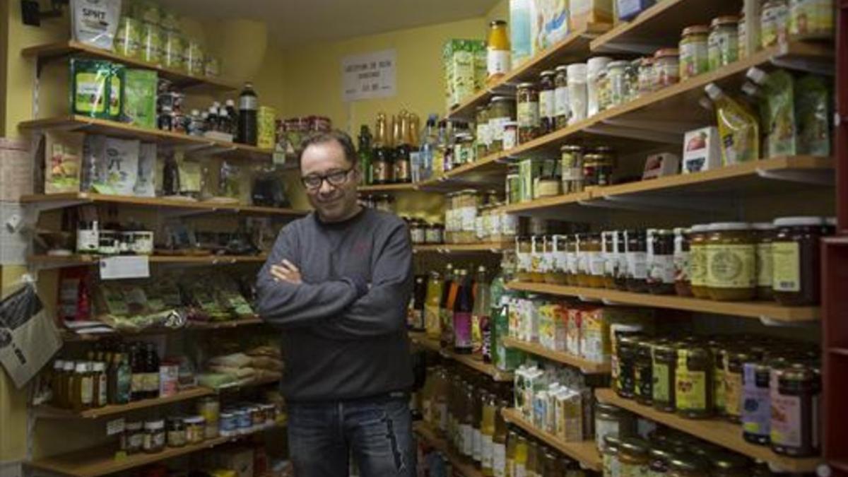 El actor de doblaje, Pep Ribas, en la tienda Salut i Natura, su proveedora habitual de productos biológicos.