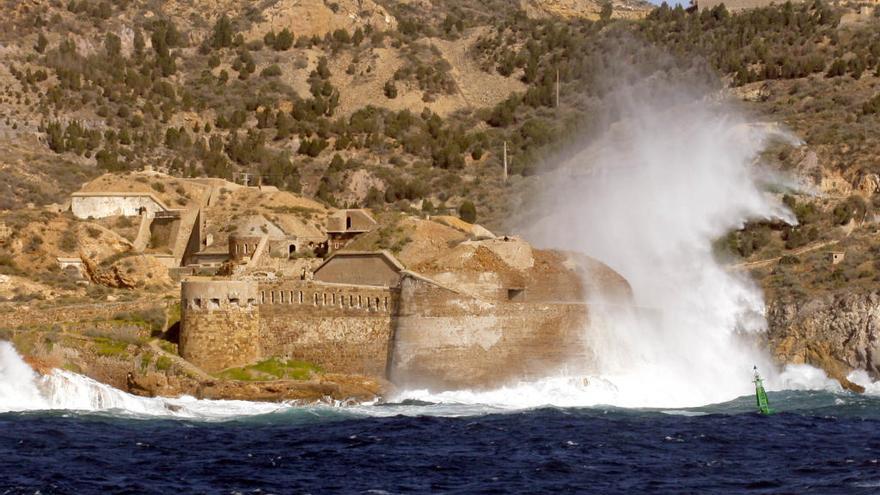 Imagen de archivo de fuerte oleaje y viento en el Faro de Navidad