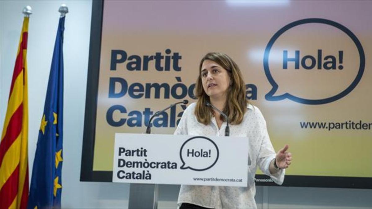 Marta Pascal, ante los periodistas en la sede del partido.