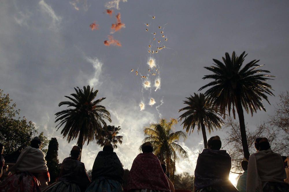 Espectacular mascletà aérea en la Alameda