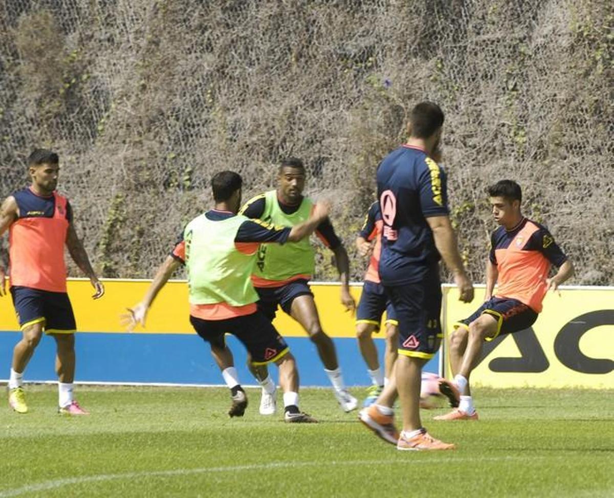 ENTRENAMIENTO DE LA UD LAS PALMAS Y ENTREVISTGA ...
