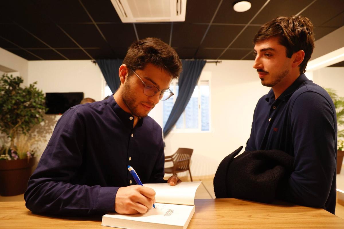 Alejandro Losa Brito firmando su libro.