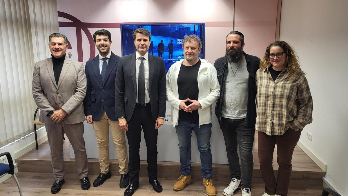 El actor Fernando Cayo junto al alcalde, José Ángel Alfonso y miembros de la productora.