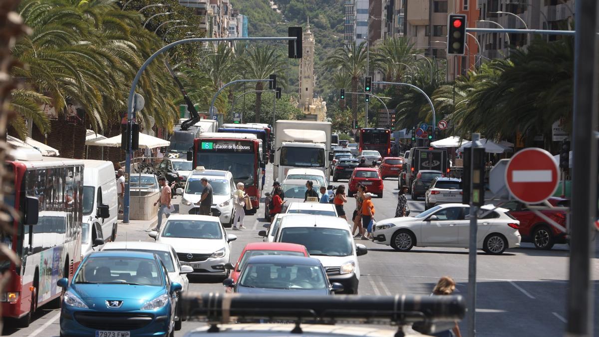 Interminables atascos en las principales calles de Alicante