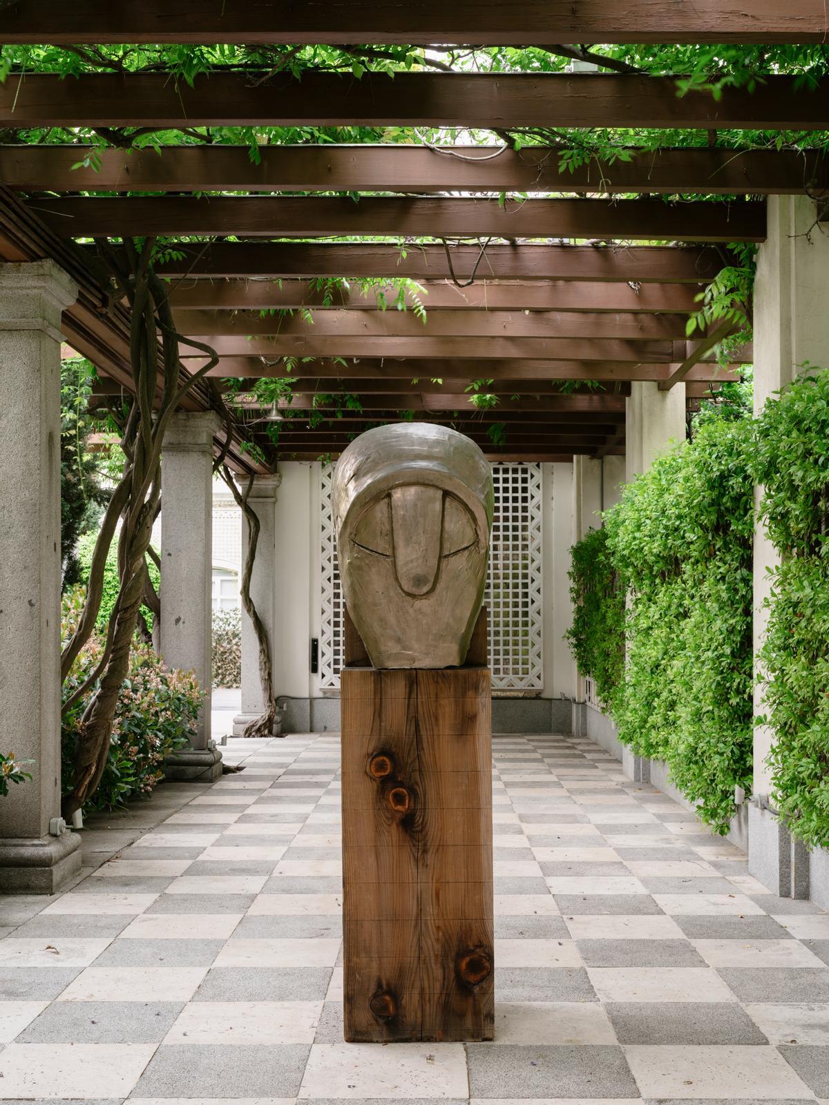 La exposición reúne siete obras monumentales representativas de la trayectoria del artista.