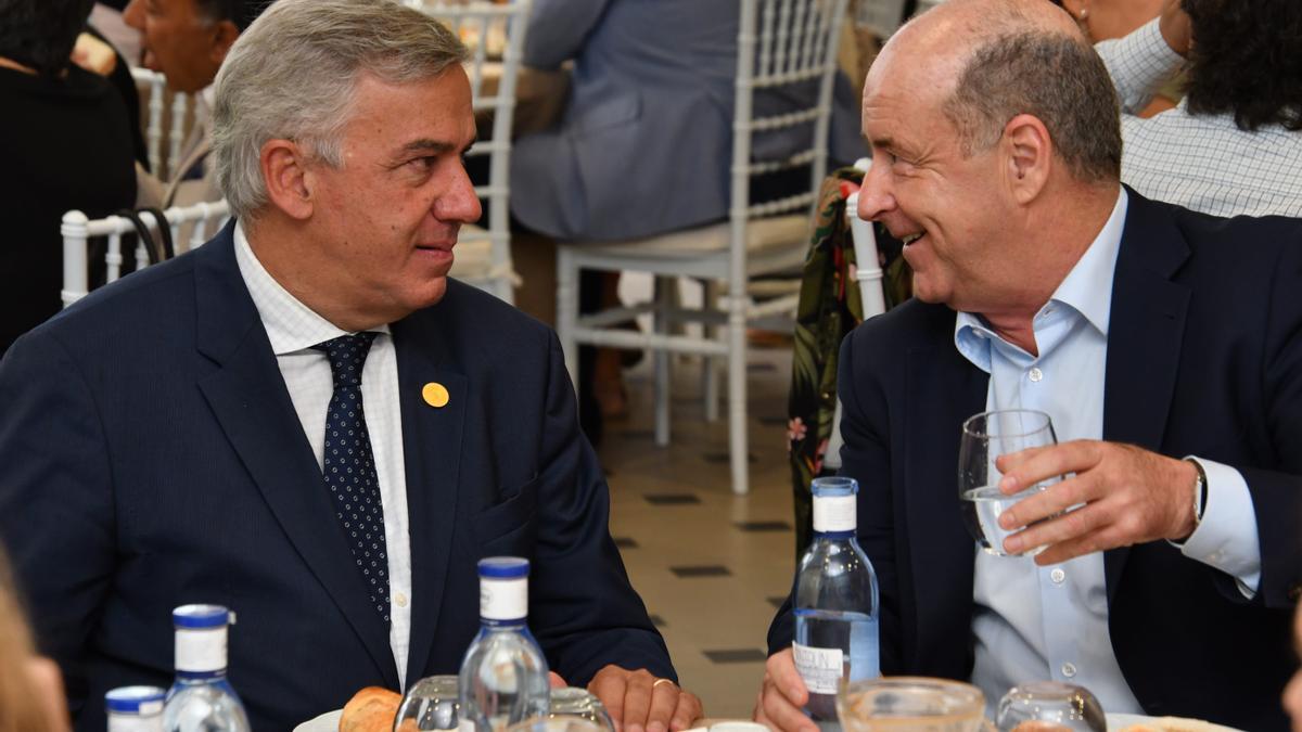 El rector de la ULPGC y el presidente de la Confederación, Pedro Ortega, en el desayuno de trabajo