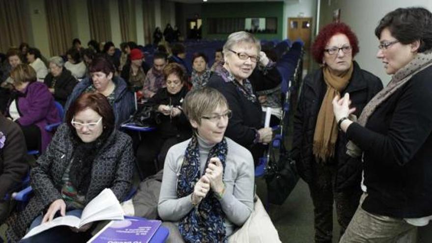 Carmen Sanjurjo, a la derecha, ayer, conversando con algunas de las asistentes al acto de la Laboral.