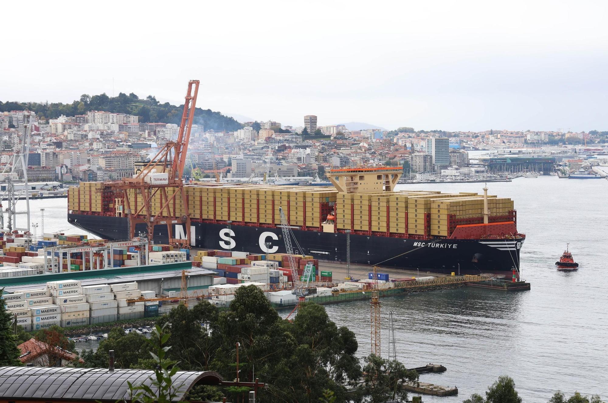 El mayor portacontenedores del mundo atraca en Vigo