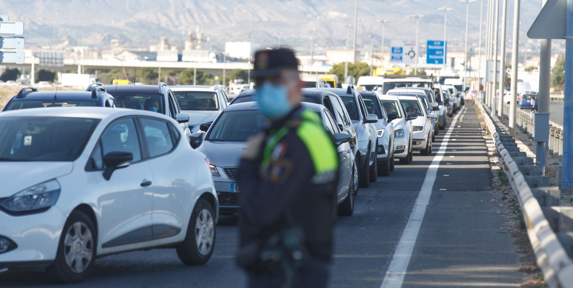 Los controles policiales provocan colas kilométricas en el acceso a Alicante