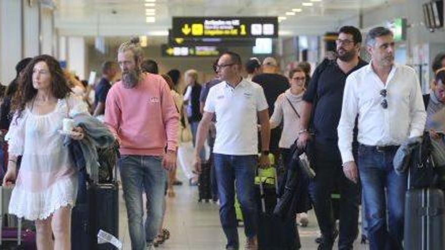 Turistas llegados al aeropuerto de Ibiza.