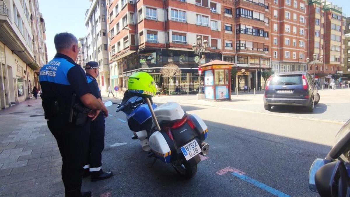 Agentes de la Policía Local, en una calle de Mieres. | C. M. B.