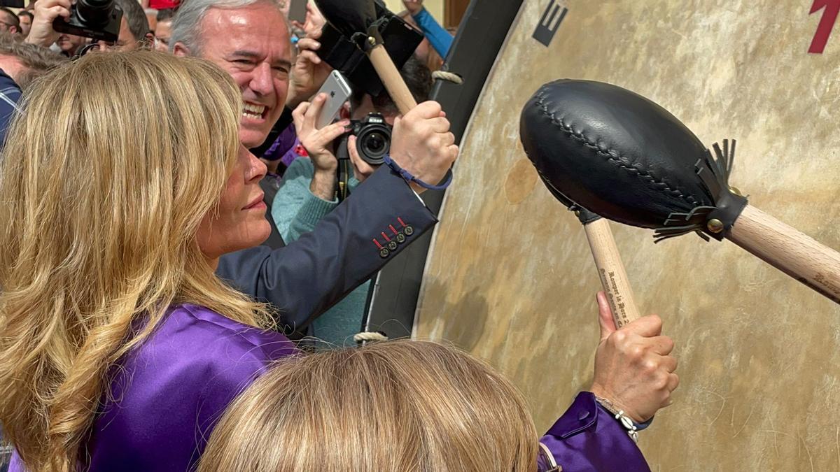 Momento de la rompida por parte de Lara Dibildos y el alcalde de Zaragoza