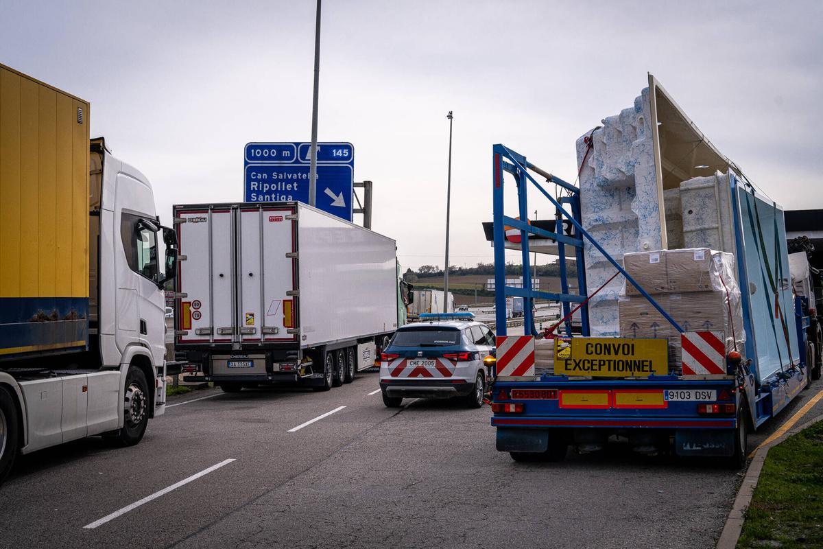 Barcelona 11/03/2026 Sociedad. Camiones estacionados en un área de servicio de la E-15 / AP-7, salida 18, junto a un aparcamiento no vigilado de camiones, en imágenes tomadas para un reportaje sobre los robos que sufren los transportistas durante sus paradas de descanso en esta autopista, uno de los principales corredores logísticos del Mediterráneo. En algunas fotografías, camioneros muestran los sistemas de protección que utilizan para evitar los robos, así como los cortes practicados en las lonas de los remolques por parte de los ladrones para comprobar el valor de la mercancía. Los transportistas también alertan del aumento de robos de combustible, un fenómeno que se ha intensificado con el encarecimiento reciente de la gasolina. PALABRAS CLAVE: camiones, camioneros, transporte, área de servicio, AP-7, E-15, salida 18, aparcamiento de camiones, parking no vigilado, robos a camioneros, robo de mercancía, cortes en lonas, robo de combustible, gasolina, seguridad, transporte