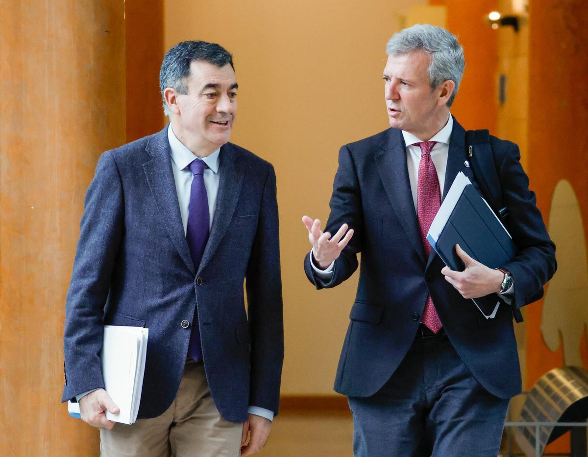 El conselleiro de Educación y el presidente de la Xunta, este lunes, en San Caetano