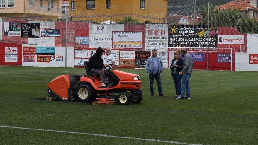 La concejala Mercedes Giráldez, ayer, con varios trabajadores en el campo de O Morrazo. // G.Núñez