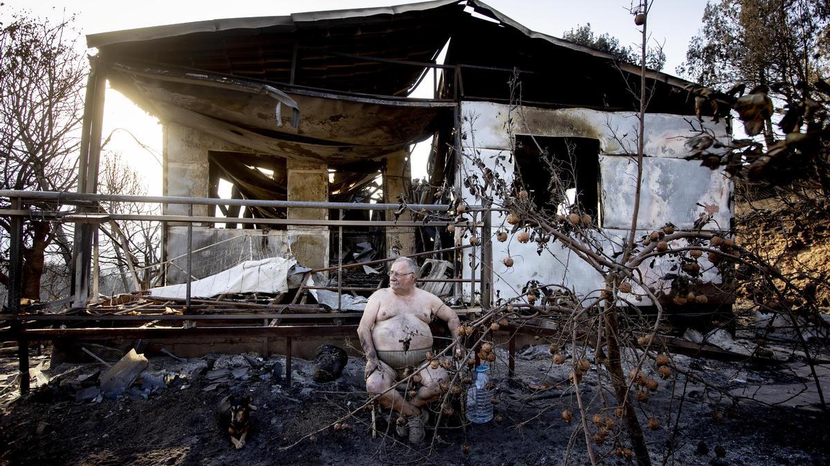 Urbanización River Park del Pont de Vilomara muy afectada por el incendio forestal que empezó el pasado domingo en el Pont de Vilomara (Bages) En la foto, Jordi Vilalta, se le ha quemado toda la casa y se ha quedado en la calle con sus cuatro perros. Un amigo le ha regalado una caravana, dónde pasará las noches con los animales.