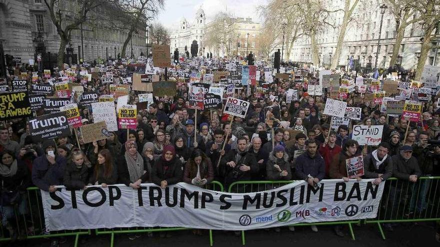 Manifestación contra el decreto migratorio de Trump, ayer, en Londres. // FDV