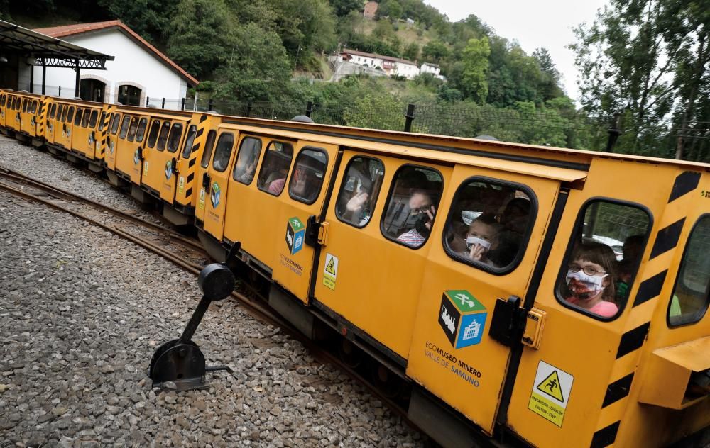 Los turistas visitan el tren ecomuseo minero valle de Samuño