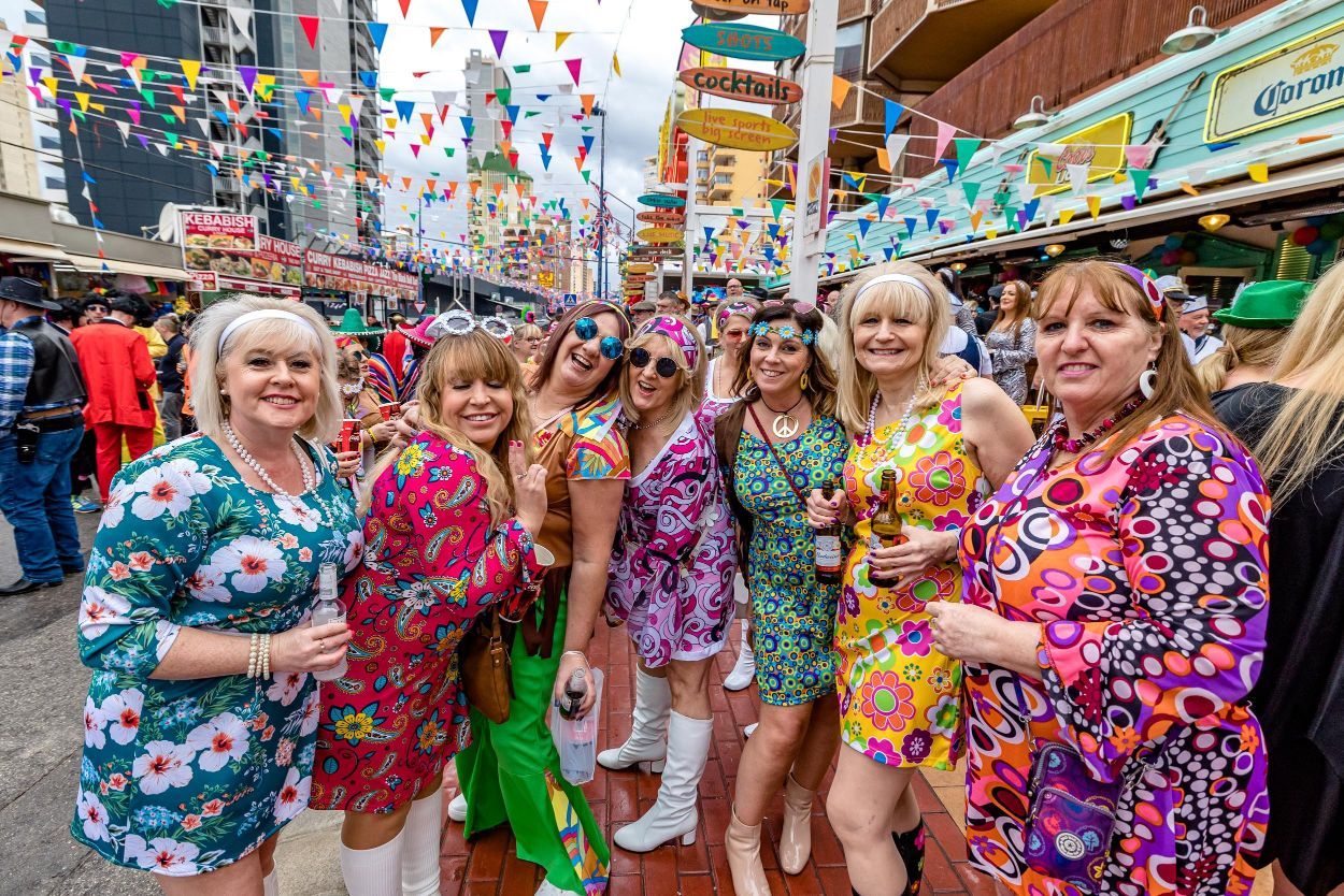 Los británicos desafían a la lluvia y celebran su "Fancy Dress Party" en Benidorm