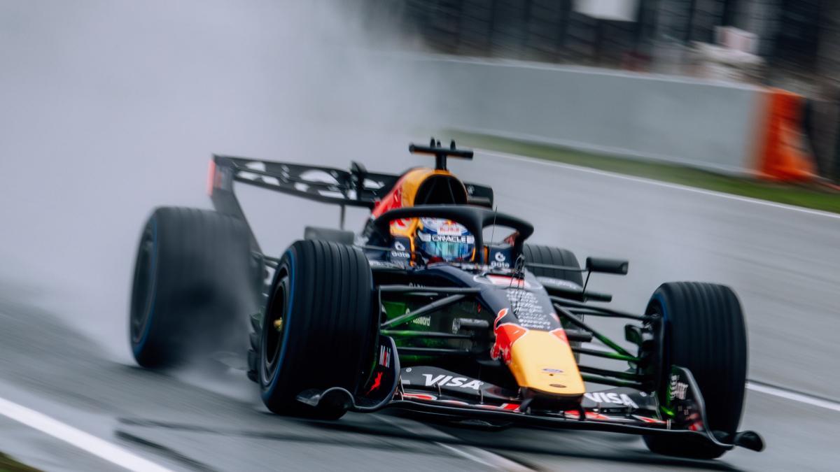 Verstappen, por primera vez en pista con el Red Bull RB22 y su nuevo dorsal, número 3