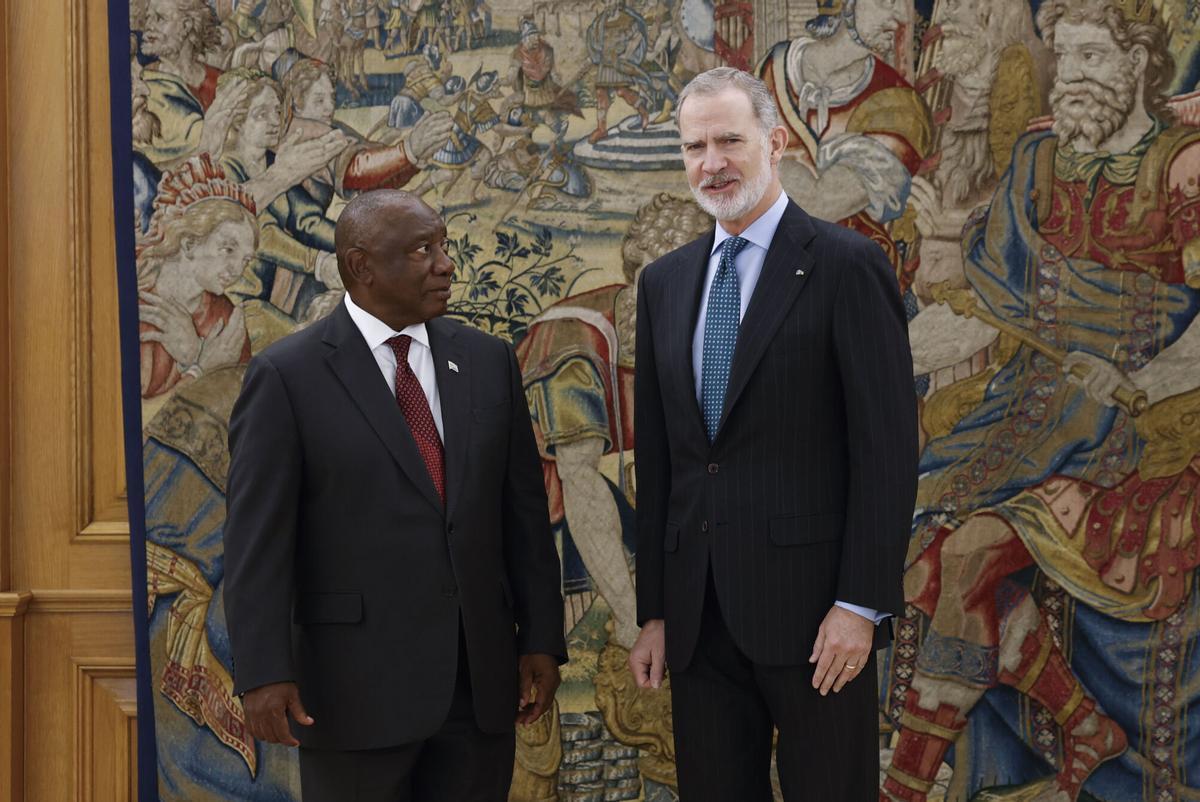 MADRID (ESPAÑA), 17/04/2026.- El rey Felipe VI (d) durante su encuentro con el presidente de Sudáfrica Cyril Ramaphosa (i) en el Palacio de Zarzuela este viernes previo al almuerzo oficial. EFE/ Chema Moya