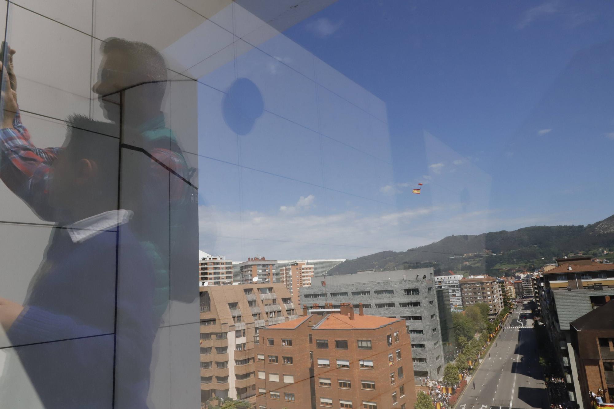 EN IMÁGENES: Así fue el multitudinario desfile en Oviedo por el Día de las Fuerzas Armadas.