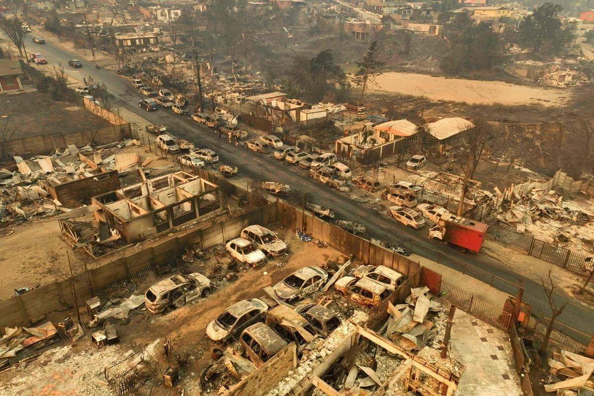 Vista aérea de una terminal de buses en la comuna de El Olivar luego de un incendio forestal que afectó los cerros de Viña del Mar, Chile, tomada el 3 de febrero de 2024. La región de Valparaoso y Viña del Mar, en el centro de Chile, amaneció el sábado con un toque de queda parcial para permitir el movimiento de evacuados y el traslado de equipos de emergencia en medio de una serie de incendios sin precedentes, informaron las autoridades..jpg