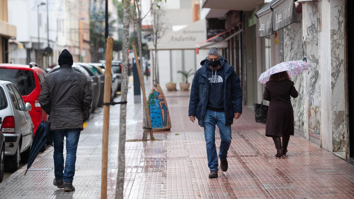 Un grupo de personas pasea bajo la lluvia por Ibiza, en una imagen de archivo.