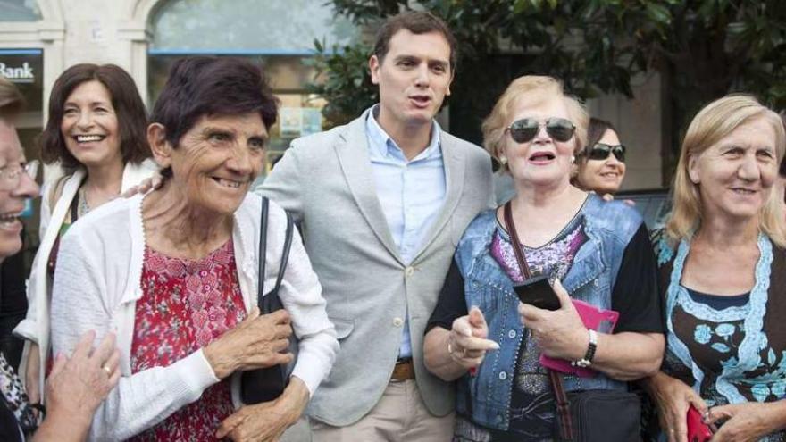 Albert Rivera, ayer, con unas simpatizantes en Ourense.