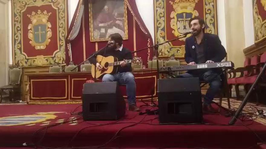 Alfredo González y Pablo Moro cantan el poema "Voz que soledad sonando" de Ángel González