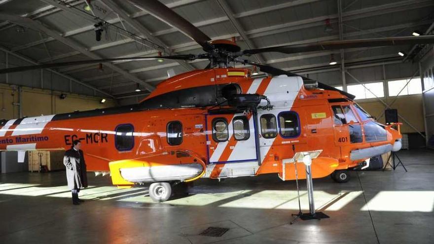 El &#039;Helimer 401&#039;, en el hangar del aeródromo coruñés de Alvedro.