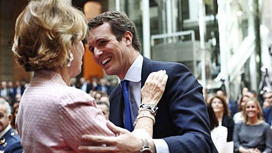 Casado, saludant Esperanza Aguirre a la seu de la Comunitat de Madrid.