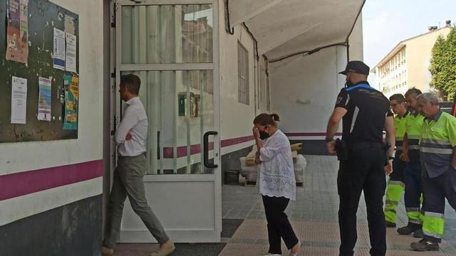 La teniente de alcalde Ana González, en el centro, en el lugar de los hechos tras el accidente, en el año 2022.