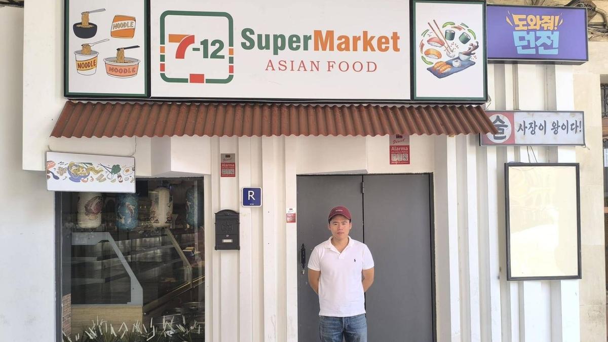 Wenji Peng, propietario del Supermercado asiático 7-12.