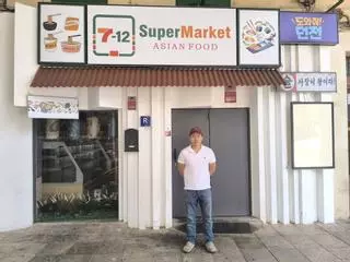 Inauguran un supermercado asiático al estilo 7-Eleven este sábado en la Plaza Mayor de Palma: tatuadora, premios, productos virales y descuentos para el primer día