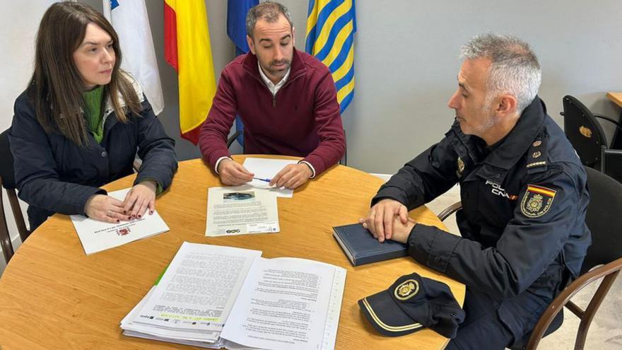 Xoán Pérez, con responsables de la Policía Nacional. | | FDV