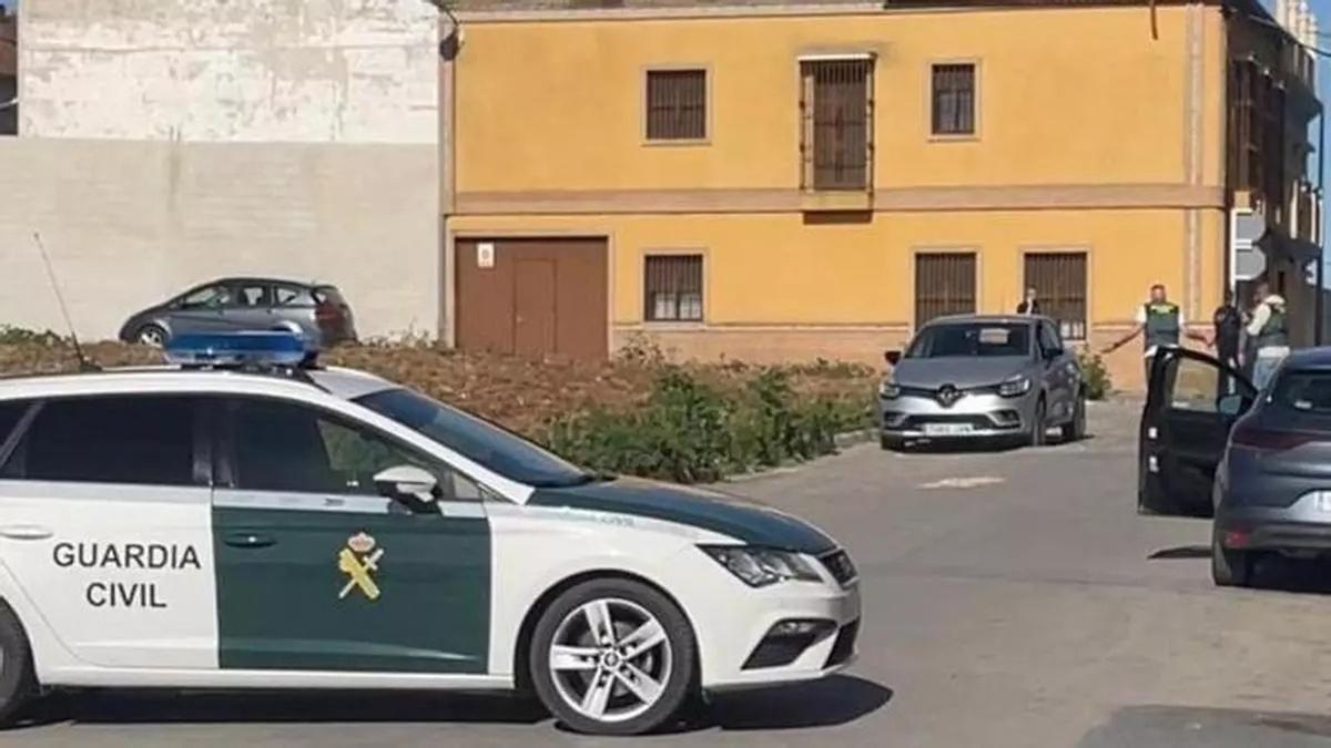 Un coche de la Guardia Civil en el lugar del toriteo, conocido como Grupo María Dolores.