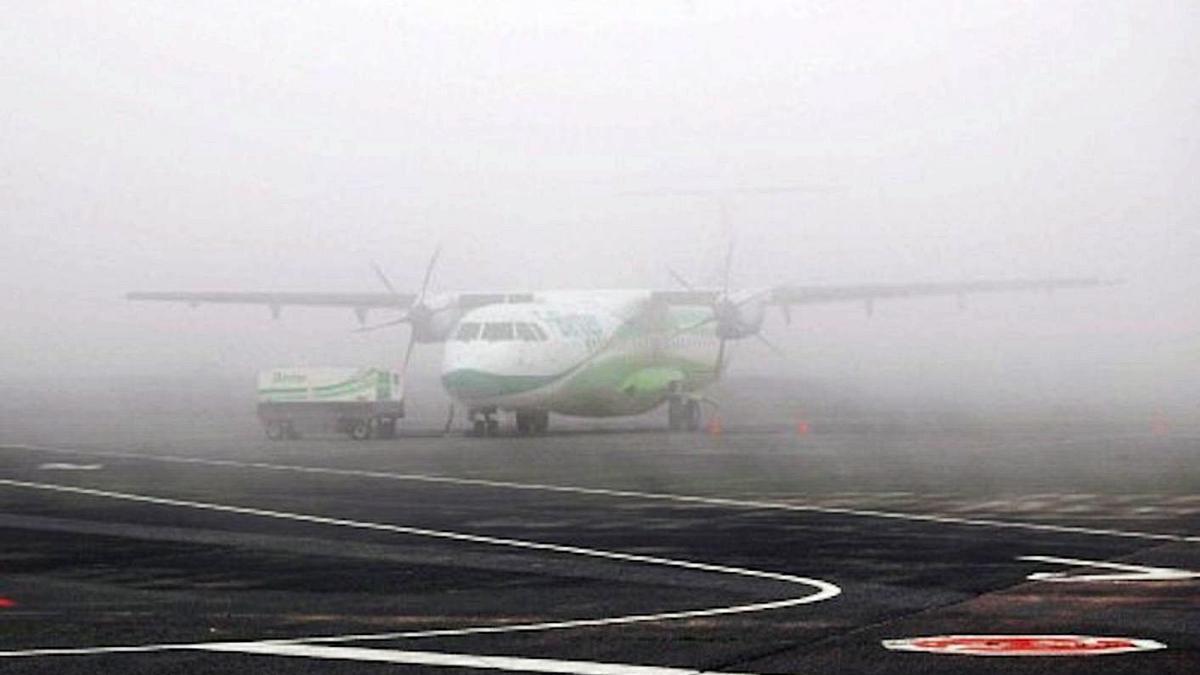 Imagen de una aeronave de Binter envuelta en la niebla. | | LP / DLP