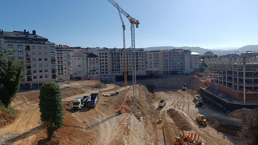 Dos grúas de grandes dimensiones, en el centro del solar del futuro Parque de Canedo. | FdV