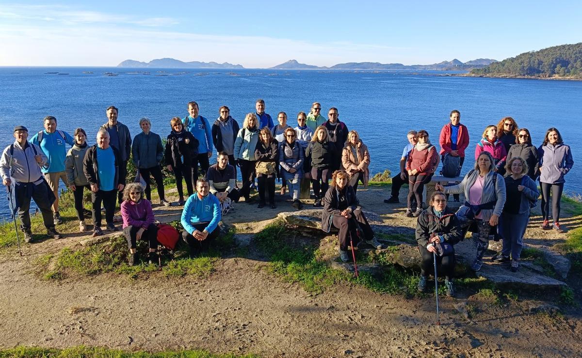 Cada ruta, como esta de «mar e monte» con las Cíes de fondo, tiene un cupo de entre 30 y 40 participantes. | ASBEL