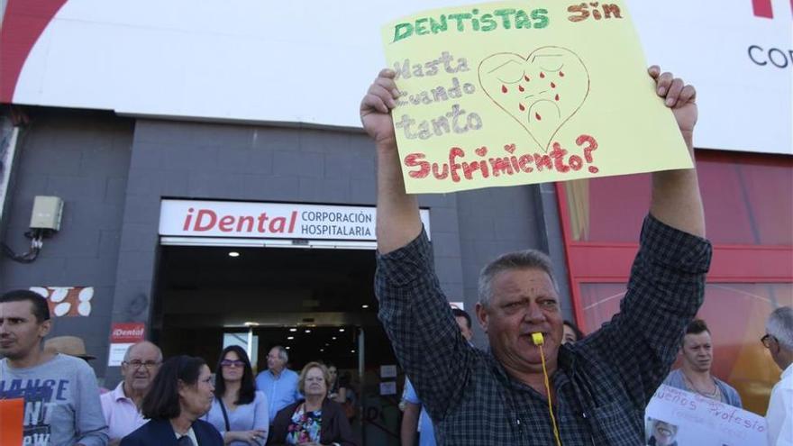 Clientes de Idental protestan ante la delegación cordobesa