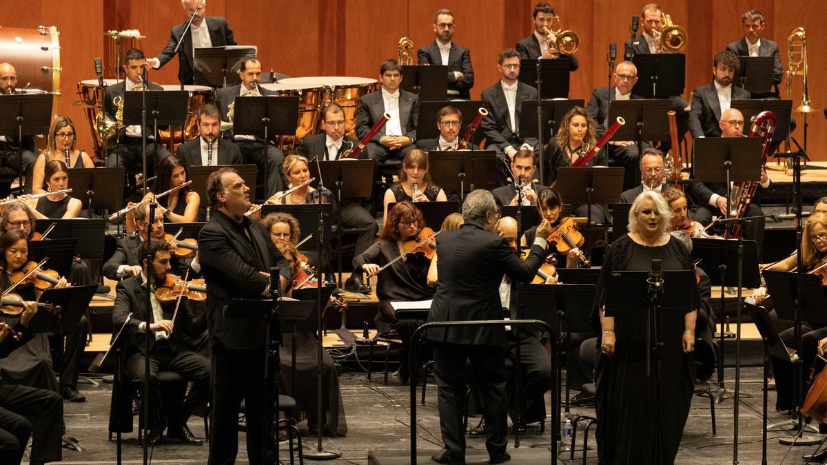 Un momento de la actuación de la Orquestra Simfònica del Liceu, dirigida por su titular Josep Pons, en la Ópera de la Bastilla de París.