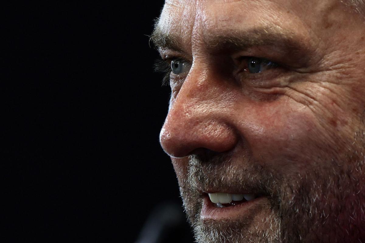 El entrenador del FC Barcelona, Hansi Flick, durante la rueda de prensa posterior al entrenamiento que el equipo azulgrana ha realizado esta mañana en la ciudad deportiva Joan Gamper.