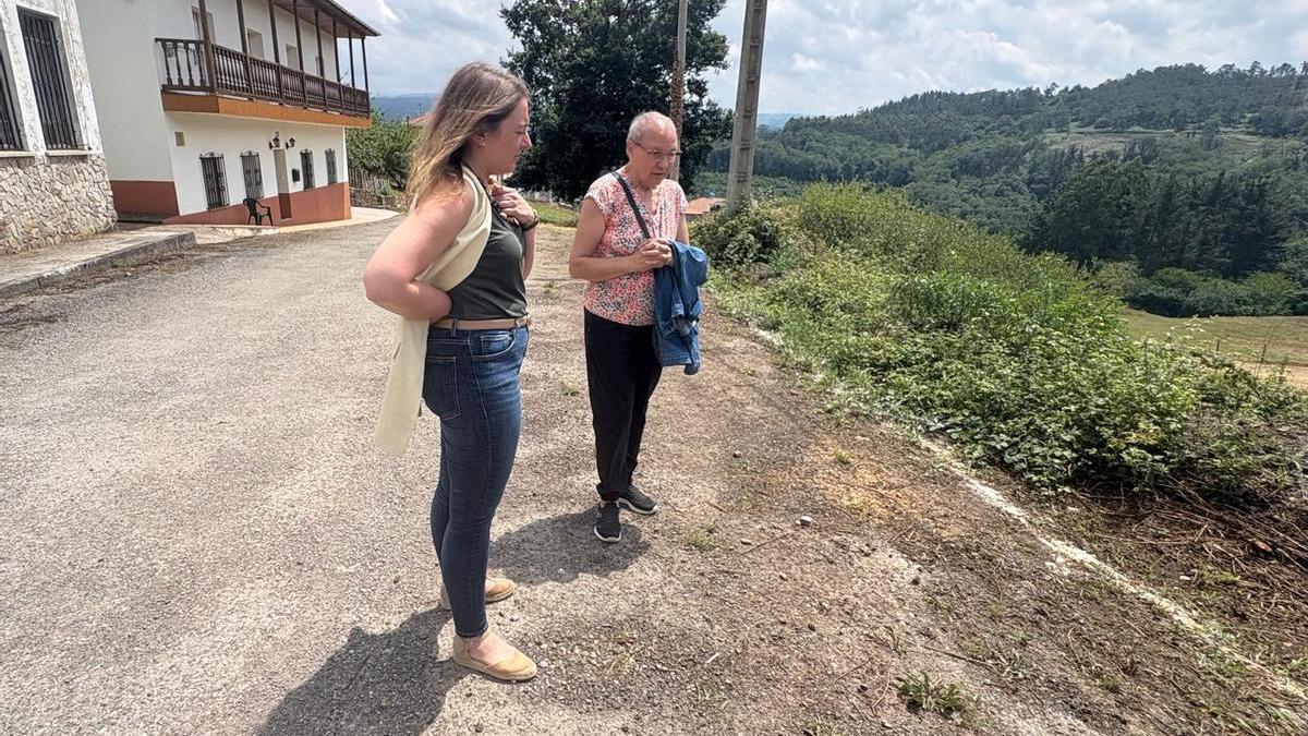A la derecha la vecina Manuela Rodríguez en la zona que más sufrió la invasión de los gusanos soldado con la diputada Salomé Sánchez, hace unas semanas.