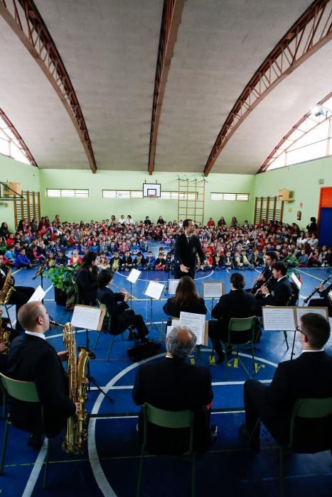 Concierto de la Banda de Música en el colegio Enrique Alonso bajo la dirección de Daniel Santos